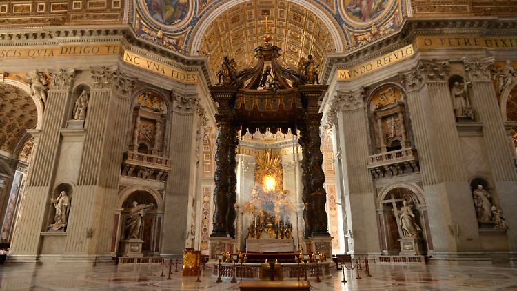 Der Papstaltar im Petersdom wird vom mehr als 28 Meter hohen Bernini-Baldachin aus Bronze überspannt.