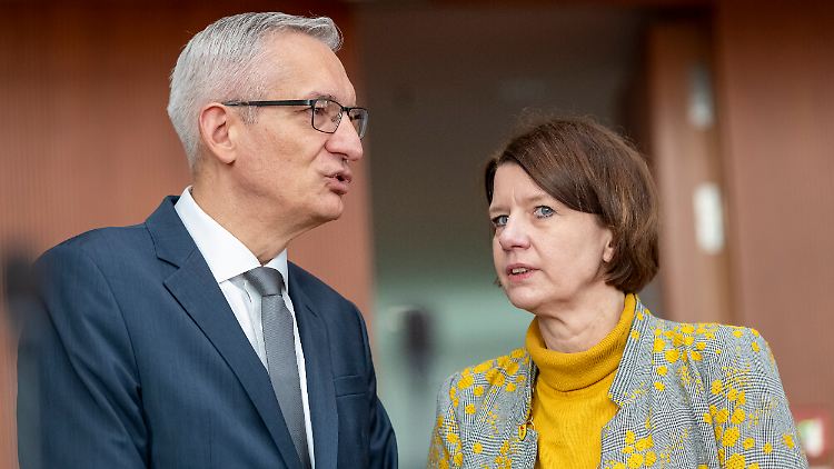 Jäger und Rosenberg (r.) nehmen an der öffentlichen Anhörung der Nachrichtendienste im Bundestag teil.