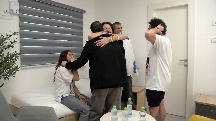 Wiedesehen nach der Freilassung aus der Gefangenschaft bei einer israelischen Familie.