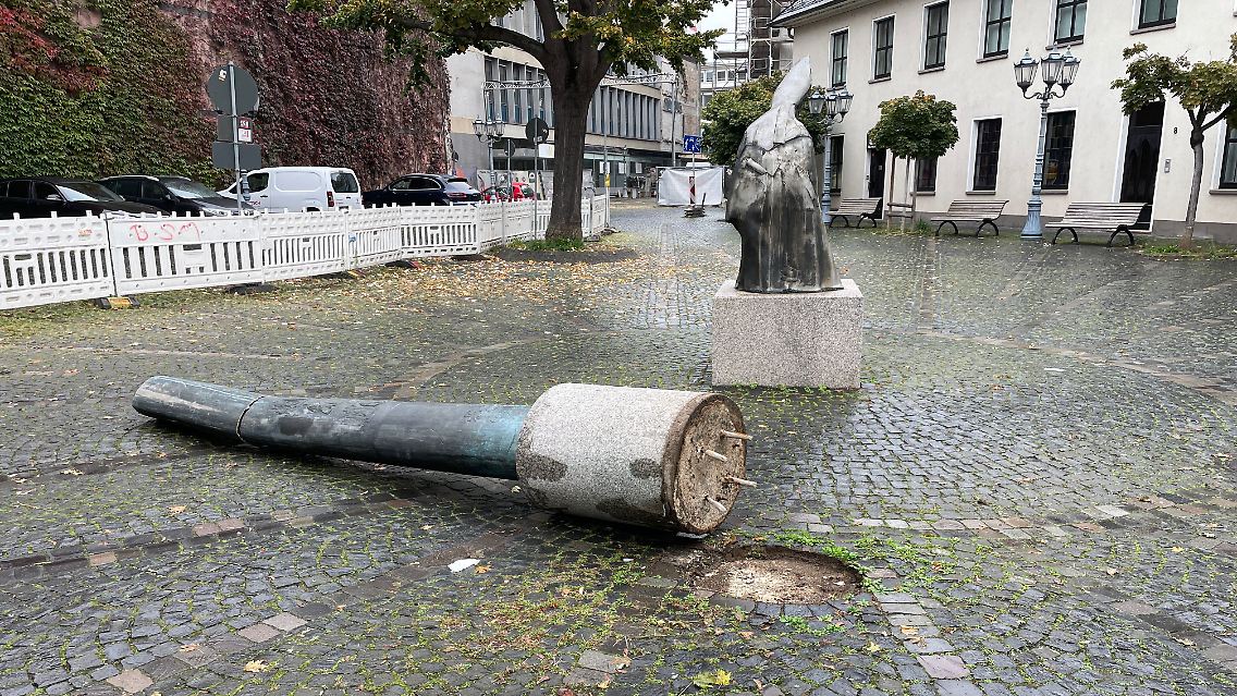 Immerhin: Die Bischofsstatue steht noch.