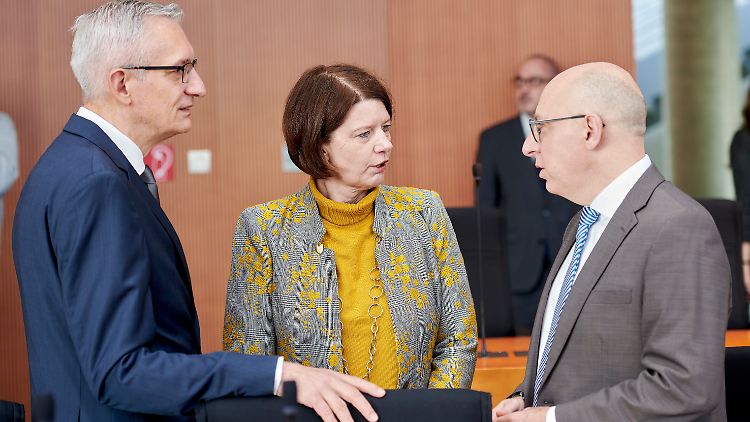BND-Chef Martin Jäger (l.), MAD-Chefin Martina Rosenberg und der neue Präsident des Verfassungsschutzes, Sinan Selen, warnten vor der Bedrohung durch Russland.