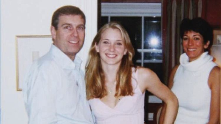 Dieses Foto mit Virginia Giuffre (Mitte) und Epstein-Komplizin Ghislaine Maxwell brachte Prinz Andrew in Erklärungsnot.