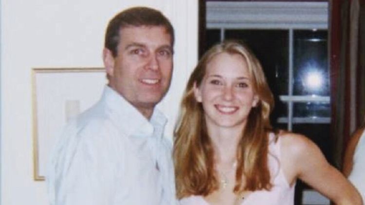 Dieses undatierte Foto zeigt Prinz Andrew mit Virginia Giuffre. Die Aufnahme wurde vom US-Justizministerium veröffentlicht.