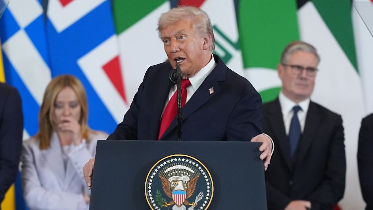 Ob Giorgia Meloni Trumps Hommage auf ihre Schönheit zu schätzen weiß, verrät ihr Gesichtsausdruck nicht.