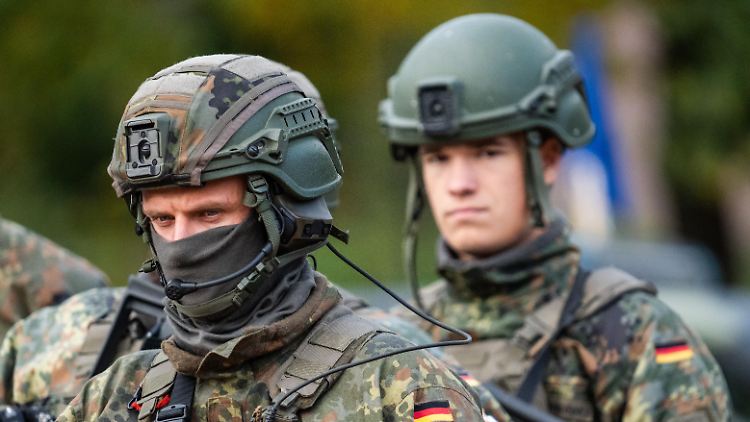 Die SPD setzt auf Freiwilligkeit: Bundeswehrsoldaten trainieren in Bayern gemeinsam mit Polizeibeamten.
