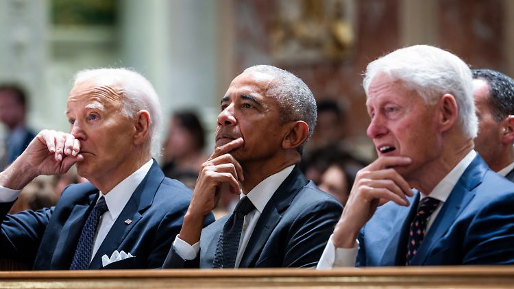 Während sich der frühere Präsident Obama (m) noch nicht zu der Waffenruhe in Gaza geäußert hat, beglückwünschen Clinton (r) und Biden (l) ihren Nachfolger zu seinem Erfolg. (Archivbild Oktober 2024)