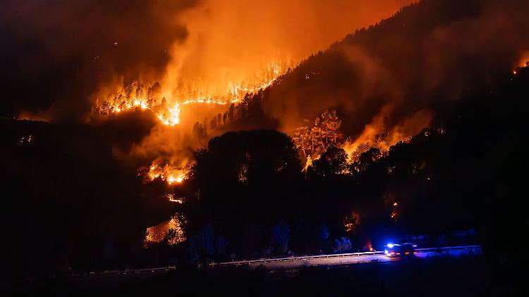 Eine Feuerwand frisst sich durch einen Wald in Galizien.