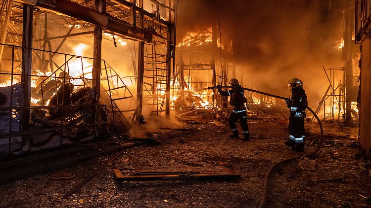 Seit dreieinhalb Jahren führt Russland Krieg gegen die Ukraine und zerstört massiv auch die zivile Infrastruktur.