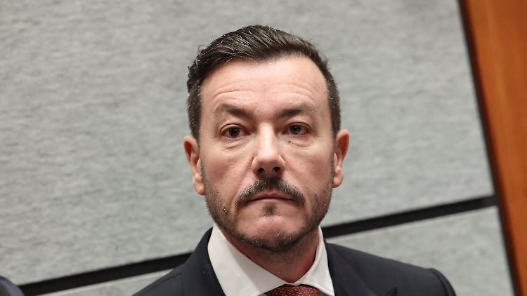 Der einstige "Wunderwuzzi" René Benko vor Gericht: Es ist sein erster Auftritt nach neun Monaten U-Haft.