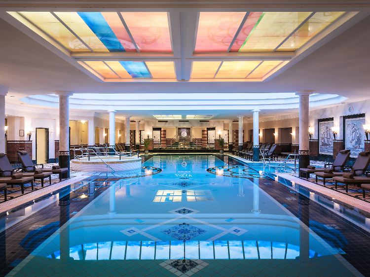 Indoor-Pool im "4 elements spa by Althoff": Überwältigendes Angebot auf 3000 Quadratmetern.
