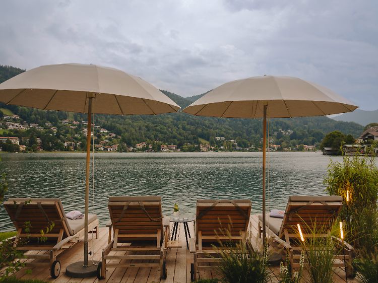 Idylle am Wasser: Gäste können am hoteleigenen, nur wenige Meter entfernten Strand entspannen.
