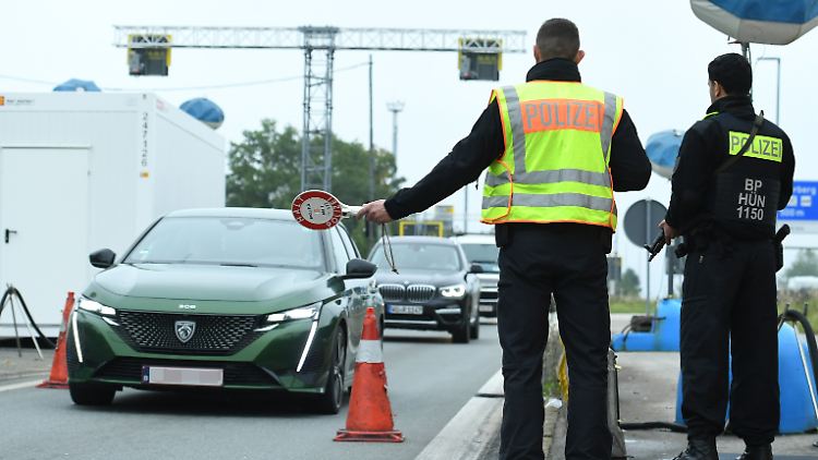 Bundespolizisten bei einer Kontrolle.