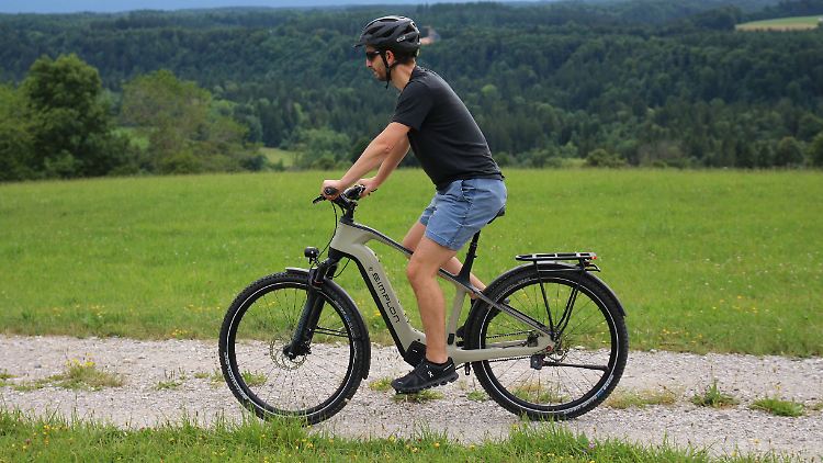 Der schmale Lenker des Simplon Kagu :ePinion High und die leicht nach vorn geneigte Sitzhaltung erlauben lange, ermüdungsfreie Ausflüge.
