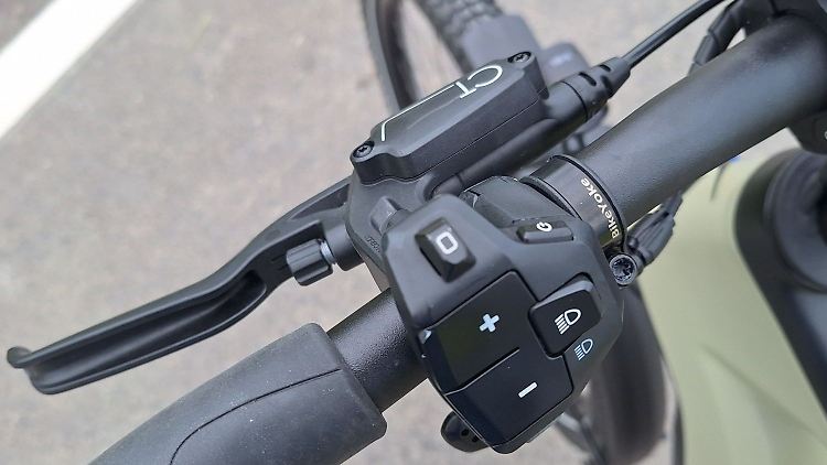 Pfiffig: Per Lenker-Remote bewegt man sich recht einfach durchs umfangreiche Pinion-Menü.