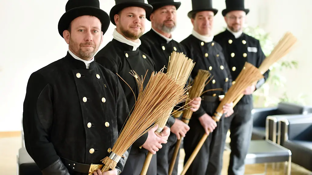 Vertreter-der-Schornsteinfeger-Innung-stehen-im-Wirtschaftsministerium-nebeneinander