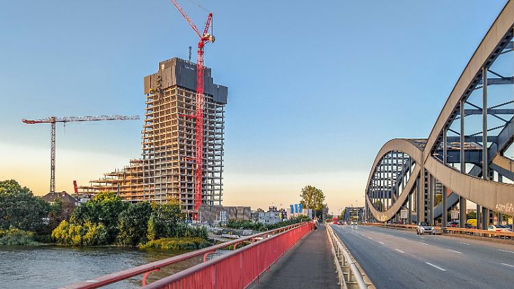 Mit der Pleite des Signa-Konzerns wurden auch die Arbeiten am Elbtower eingestellt. Seit Jahren grüßt bei der Einfahrt nach Hamburg über die Elbbrücken der Rohbau.