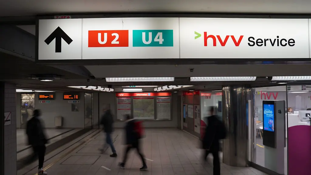 Fahrgaeste-gehen-zu-den-U2-und-U4-Bahnsteigen-im-U-Bahnhof-Jungfernstieg