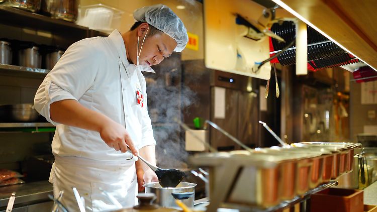 Selbstgekocht oder aufgetaut? Ein Koch in einer Pekinger Filiale der chinesischen Restaurantkette Xibei.