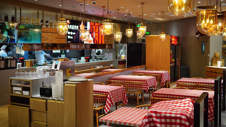 Die Xibei-Restaurants sind gemütlich eingerichtet, typisch sind die rot-weiß karierten Tischdecken und die offene Küche.