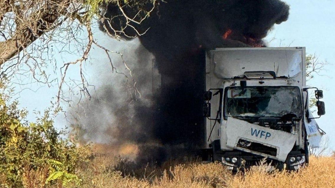 Der Gouverneur von Cherson, Oleksandr Prokudin,veröffentlichte auf Telegram ein Foto, das einen brennenden Lastwagen mit WFP-Logo zeigt.