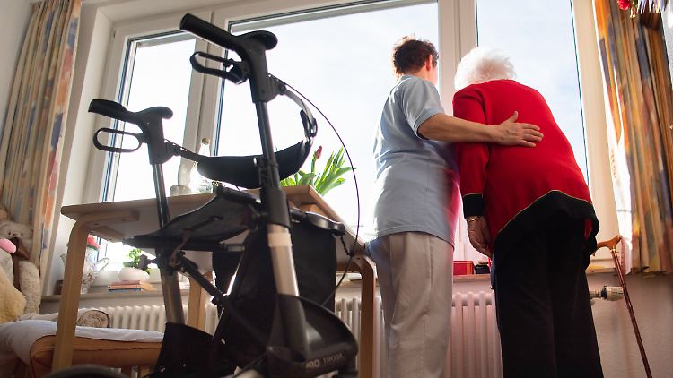 Der durchschnittliche Eigenanteil Angehöriger für einen Platz im Pflegeheim liegt Berechnungen zufolge bei 3000 Euro im Monat.