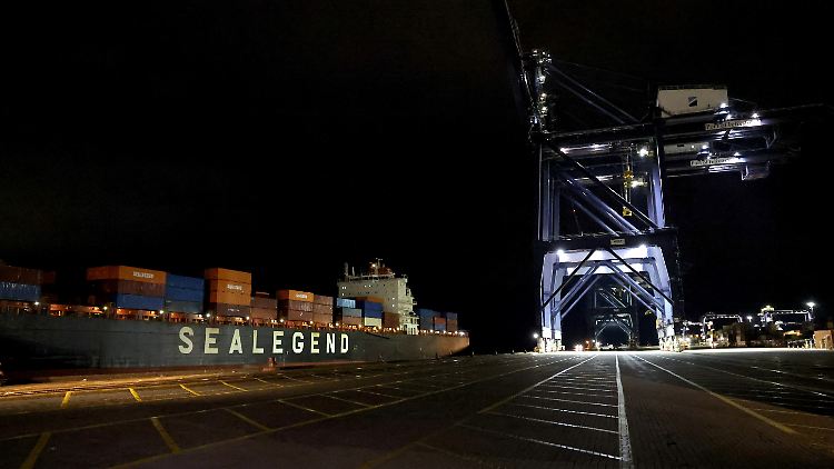 Die "Istanbul Bridge" im Hafen von Felixstowe.