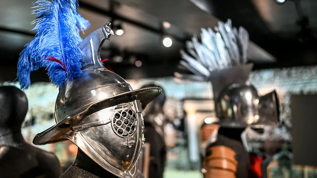 Mehrere-Nachbildungen-von-Gladiatoren-stehen-im-Archaeologischen-Landesmuseum-in-Konstanz-am-Bodensee