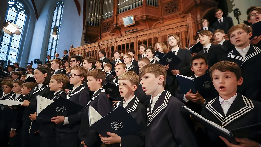 Der-Thomanerchor-singt-bei-einem-Konzert