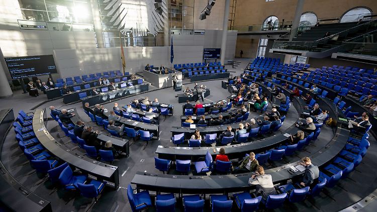 Leere Sitzreihen im Bundestag bedeuten nicht, dass die Abgeordneten sich vor der Arbeit drücken, im Gegenteil: Ein Großteil der Arbeit des Parlaments findet in Ausschüssen und Arbeitsgruppen statt.