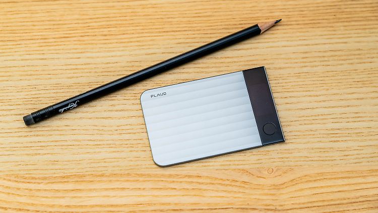 Das Plaud Note Pro im Größenvergleich mit einem Bleistift.