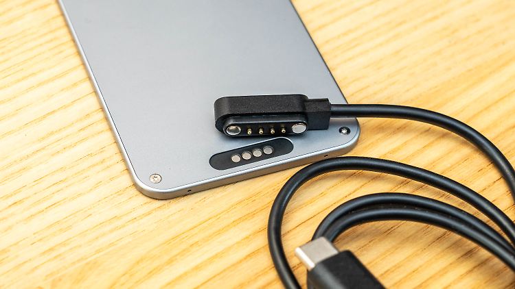 Das Ladedock ist proprietär, aber für einen USB-C-Anschluss ist das Gerät wahrlich zu dünn.