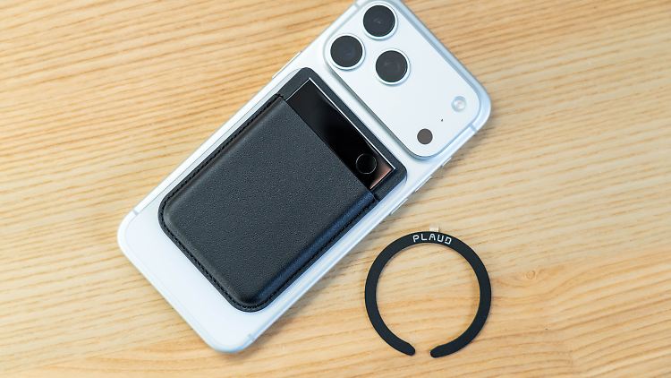 Das Diktiergerät huckepack auf einem iPhone. Rechts der Ring für Smartphones ohne magnetische Rückseite.