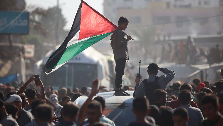 Am ersten Tag des Waffenstillstands vor dem Nasser Hospital in Chan Junis.