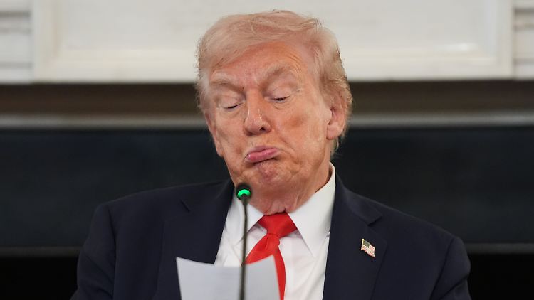 "Ich habe es nie gemocht, wenn Fotos von mir von unten aufgenommen werden", sagt Trump über die Bildauswahl des "Time"-Magazins.