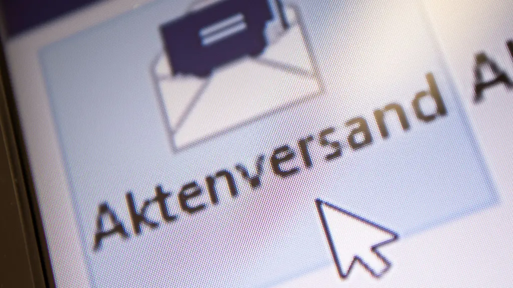 Ein-Mauszeiger-schwebt-ueber-dem-Button-Aktenversand