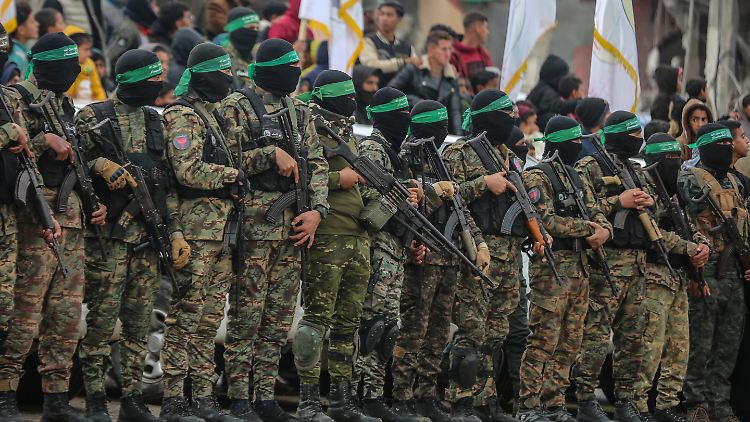 In den sozialen Medien kursiert ein Video, das eine Gruppen-Erschießung durch die Hamas südlich von Gaza zeigen soll.