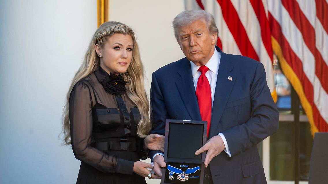 Trump übergab die Auszeichnung an Kirks Witwe.