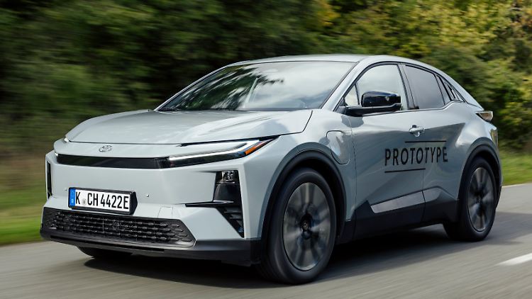 Pastellige Töne stehen Toyotas neuem Stromer C-HR+ durchaus gut zu Gesicht. Die Front mit großer geschlossenen Fläche ist typisch für elektrisch angetriebene Fahrzeuge.