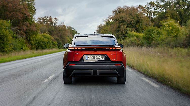 Eigenwilliges Lichtdesign verschafft dem C-HR+ Wiedererkennungswert vor allem bei Nacht.