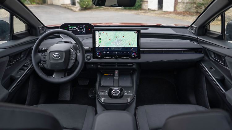 Ein bisschen technisch, aber auch ein bisschen konservativ mutet das Interieur des neuen Toyota-SUV an.