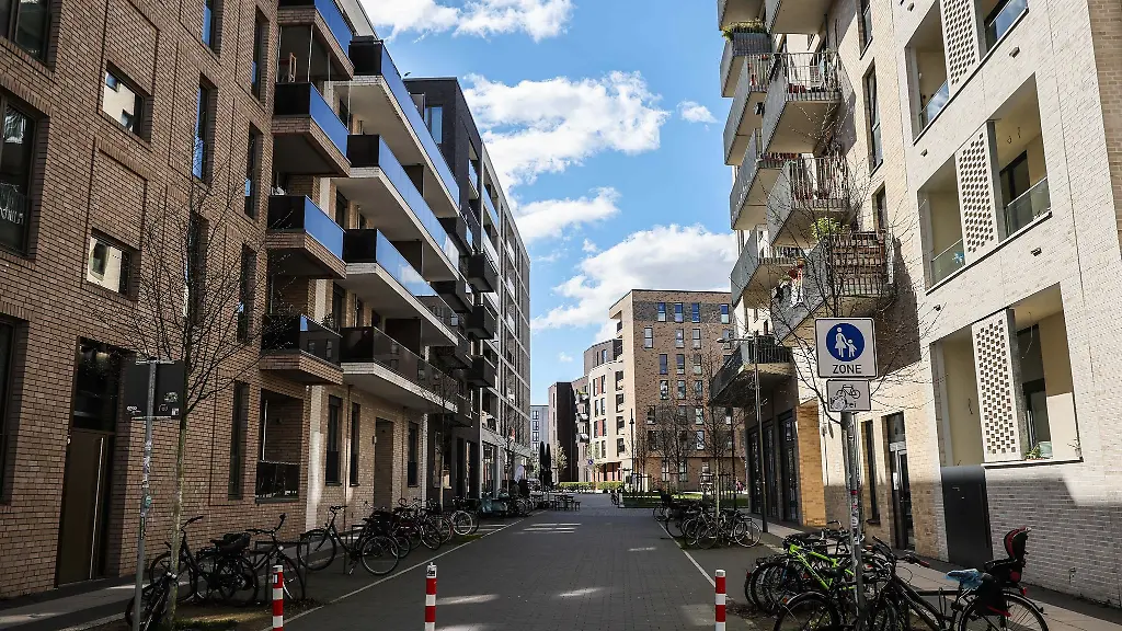 Wohnanlagen-an-einer-Fussgaengerzone-im-Quartier-Mitte-Altona-in-Hamburg