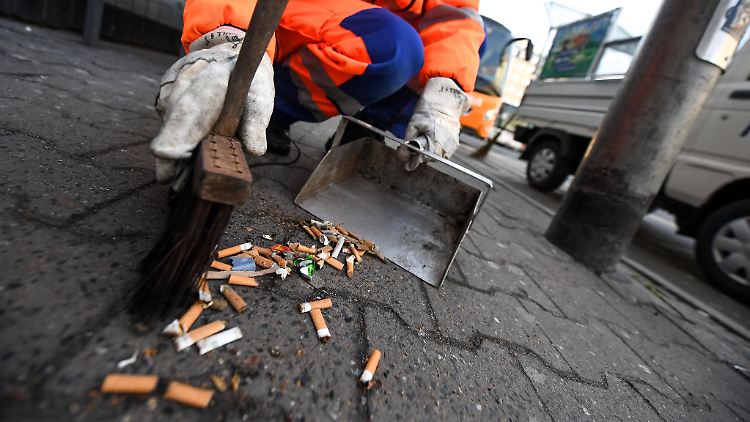 Achtlos weggeworfene Kippen schaden der Umwelt - und ihre Entsorgung kostet die Kommunen jedes Jahr Millionen.