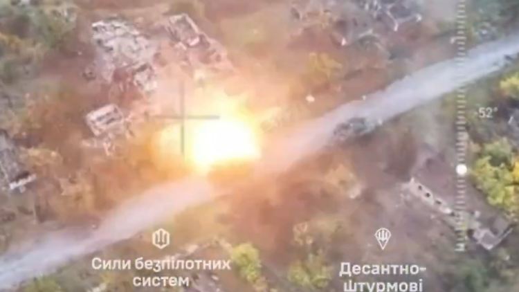 Dieses Bild soll einen Treffer auf einen russischen Panzer in der Ukraine zeigen.
