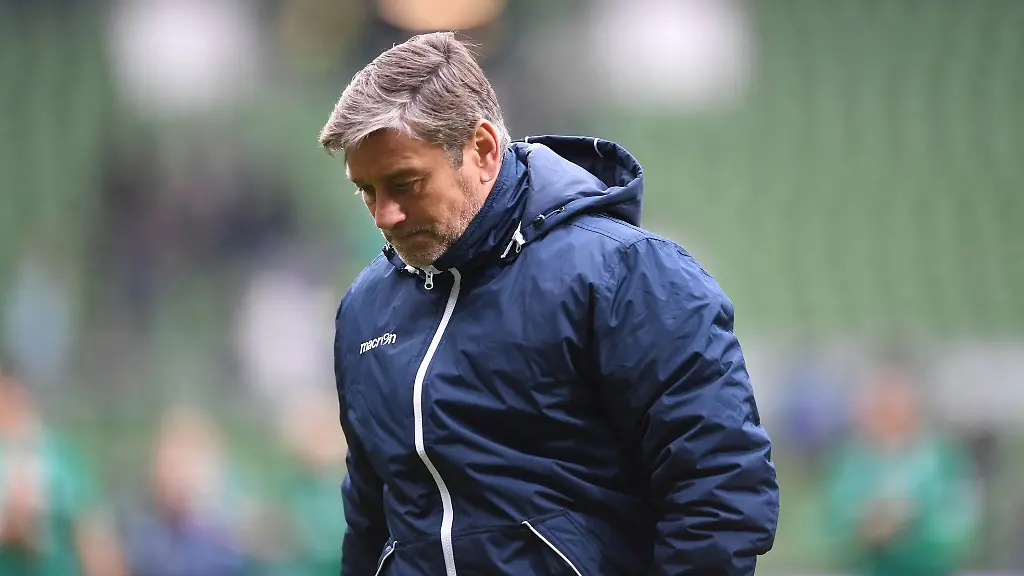 Der-ehemalige-KSC-Sportgeschaeftsfuehrer-schaut-zu-Boden