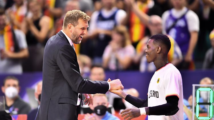 "Es gibt nicht viele, die MVP bei der Europameisterschaft und bei der Weltmeisterschaft waren - und beide Turniere gewonnen haben", sagt Nowitzki über Schröder.