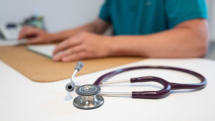 Künftig werden die Vergütungsanstiege für Kliniken auf die reale Kostenentwicklung begrenzt. Dadurch sollen sich 1,8 Milliarden Euro sparen lassen.