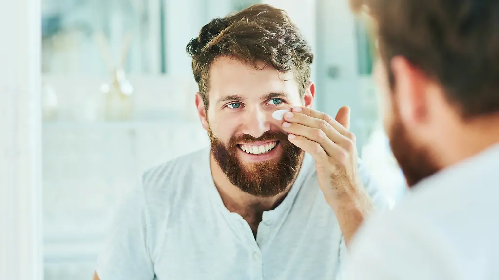 Dunkle-Augenschatten-lassen-einen-muede-aussehen-Was-hilft-fuer-einen-wachen-Look