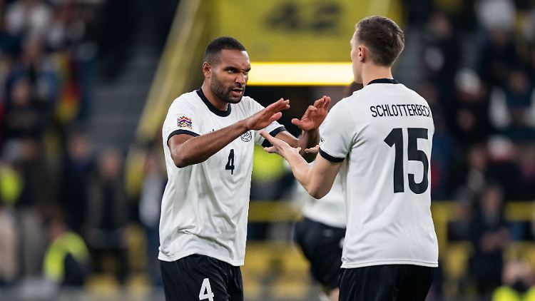 Wie sich das anfühlt, das gleiche Trikot zu tragen, wissen Tah und Schlotterbeck schon.