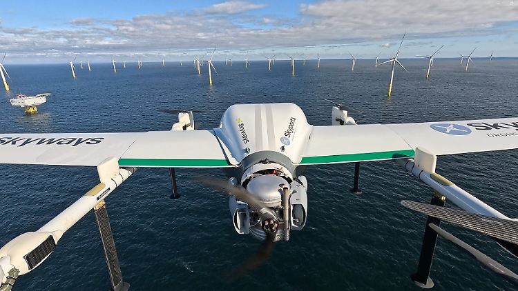 Eine Transportdrohne fliegt zu einem Offshore-Windpark von RWE.