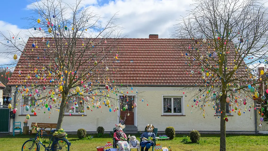 Ein-Vorgarten-im-Landkreis-Stendal-ist-oesterlich-dekoriert
